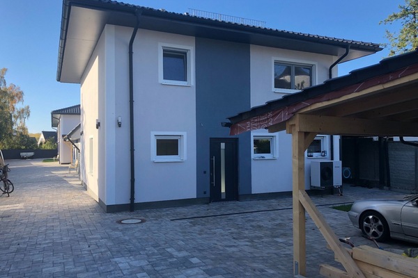 Auffahrt zum Ferienhaus, welches sich in der Mitte befindet
