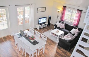 Smart TV, fireplace, DVD player