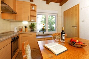 Kühlschrank, Ofen, Wasserkocher mit Kaffee-/Teezubehör, Wasserkocher