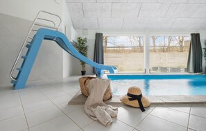 من حمّامات السباحة المغطاة