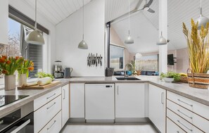 ثلاجة، موقد طهي مسطح، غسالة أطباق، ماكينة لصنع القهوة/الشاي