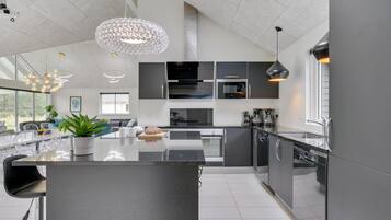 Køleskab, kogeplade, opvaskemaskine, kaffe-/temaskine