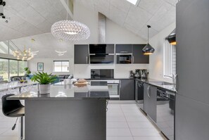 Kühlschrank, Mikrowelle, Herdplatte, Geschirrspüler