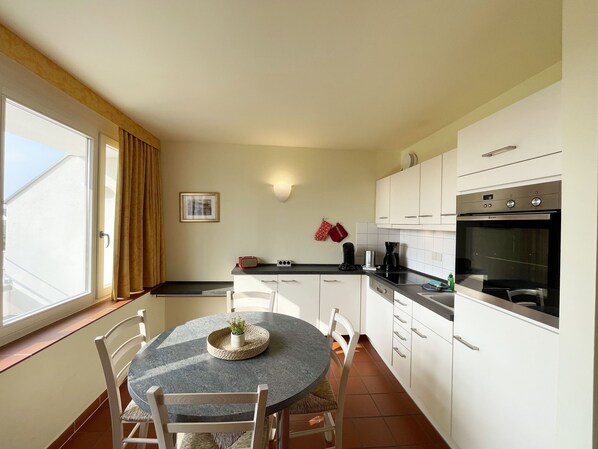 Fridge, oven, dishwasher, coffee/tea maker