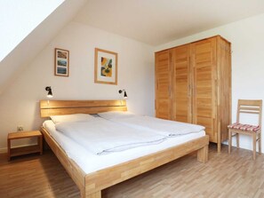 2 bedrooms, travel cot