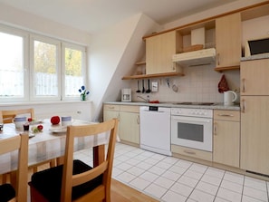 Køleskab, ovn, opvaskemaskine, kaffe-/temaskine