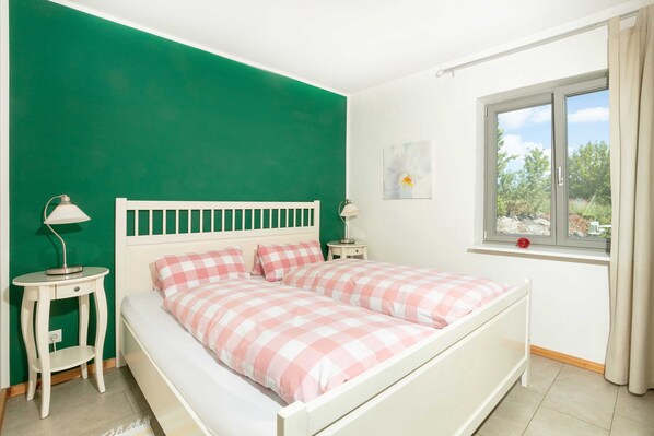 2 bedrooms, travel cot, WiFi, bed sheets