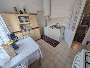 ثلاجة، ميكروويف، فرن، موقد طهي مسطح