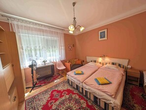 3 makuuhuonetta, silitysrauta/-lauta, internet