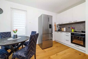 Fridge, stovetop, dishwasher, coffee/tea maker - Holiday apartment with air conditioning (Crikvenica)