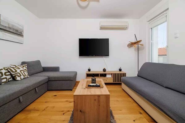 TV - Holiday apartment with air conditioning (Crikvenica)