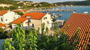 A coastal town with buildings, a marina, and boats. - Holiday apartment with terrace (Kampor)