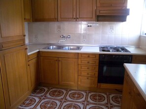 Kühlschrank, Ofen, Herdplatte, Wasserkocher mit Kaffee-/Teezubehör