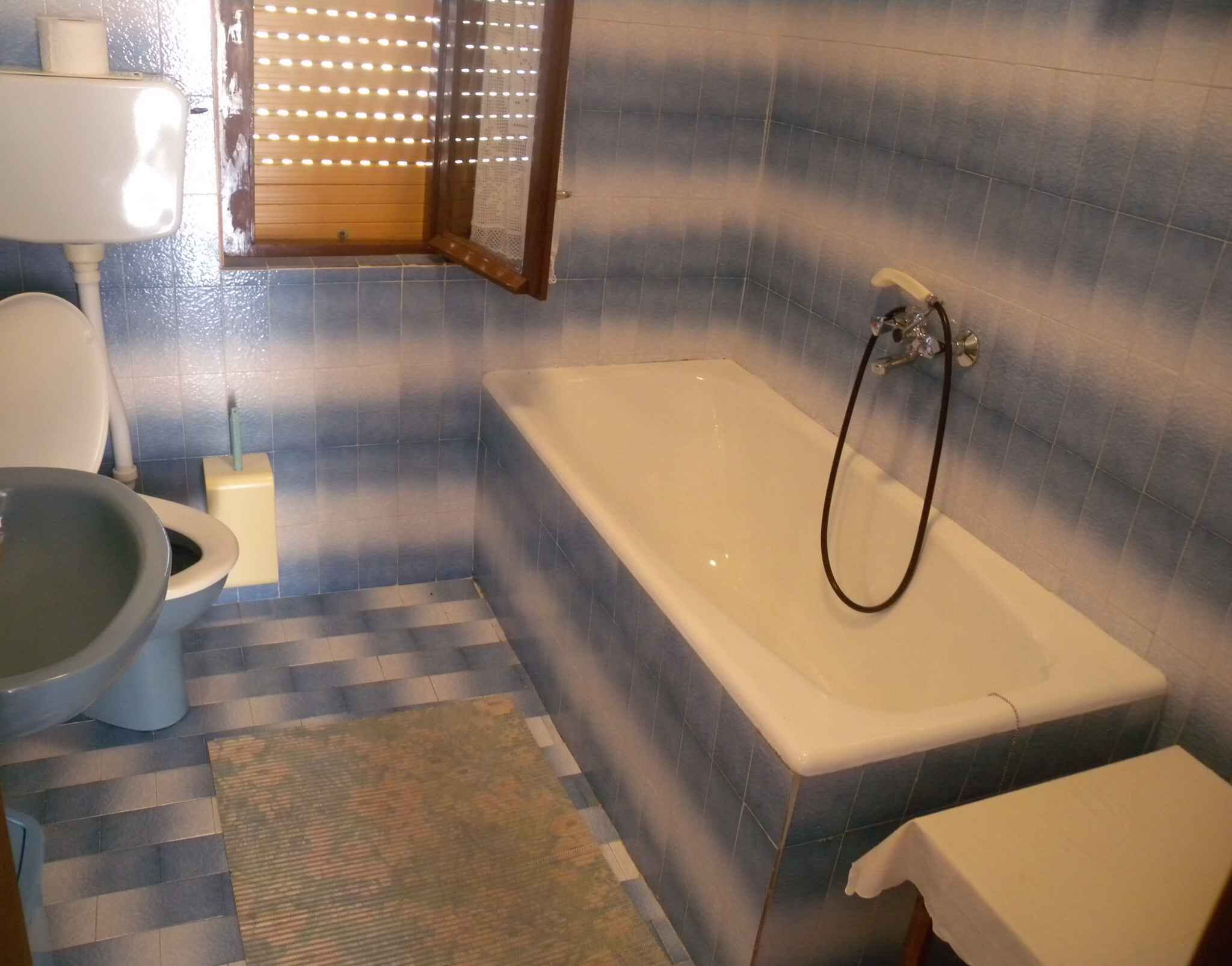 Un bagno con vasca, WC e lavabo.