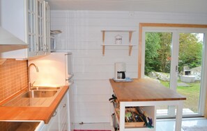 Kylskåp, spishäll, diskmaskin och kaffe- och tebryggare