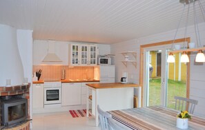 Kylskåp, spishäll, diskmaskin och kaffe- och tebryggare