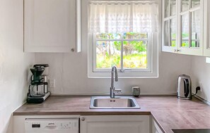 Wasserkocher mit Kaffee-/Teezubehör, Kühlschrank, Ofen, Geschirrspüler