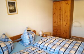 2 habitaciones, tabla de planchar con plancha, cuna de viaje y wifi 