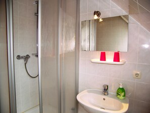 Dusche, Handtücher, Seife, Toilettenpapier