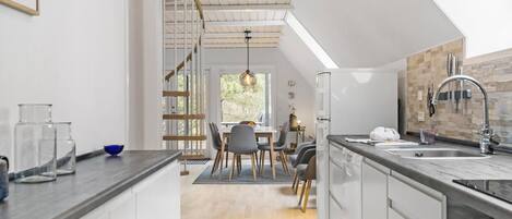 Réfrigérateur, plaque de cuisson, lave-vaisselle, cafetière/bouilloire