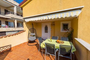 Outdoor dining - Holiday apartment with terrace (Crikvenica)
