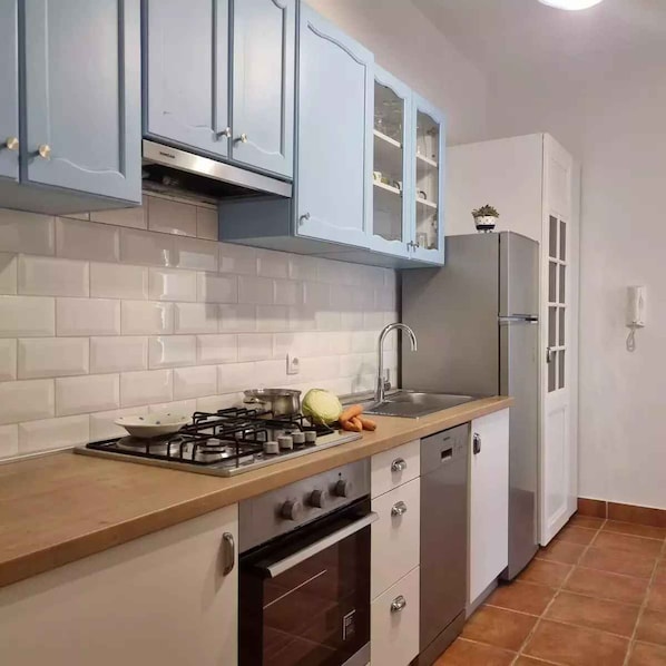 Refrigerador, horno, placa de cocina, lavavajillas