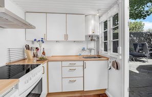Kjøleskap, mikrobølgeovn, kokeplater og oppvaskmaskin