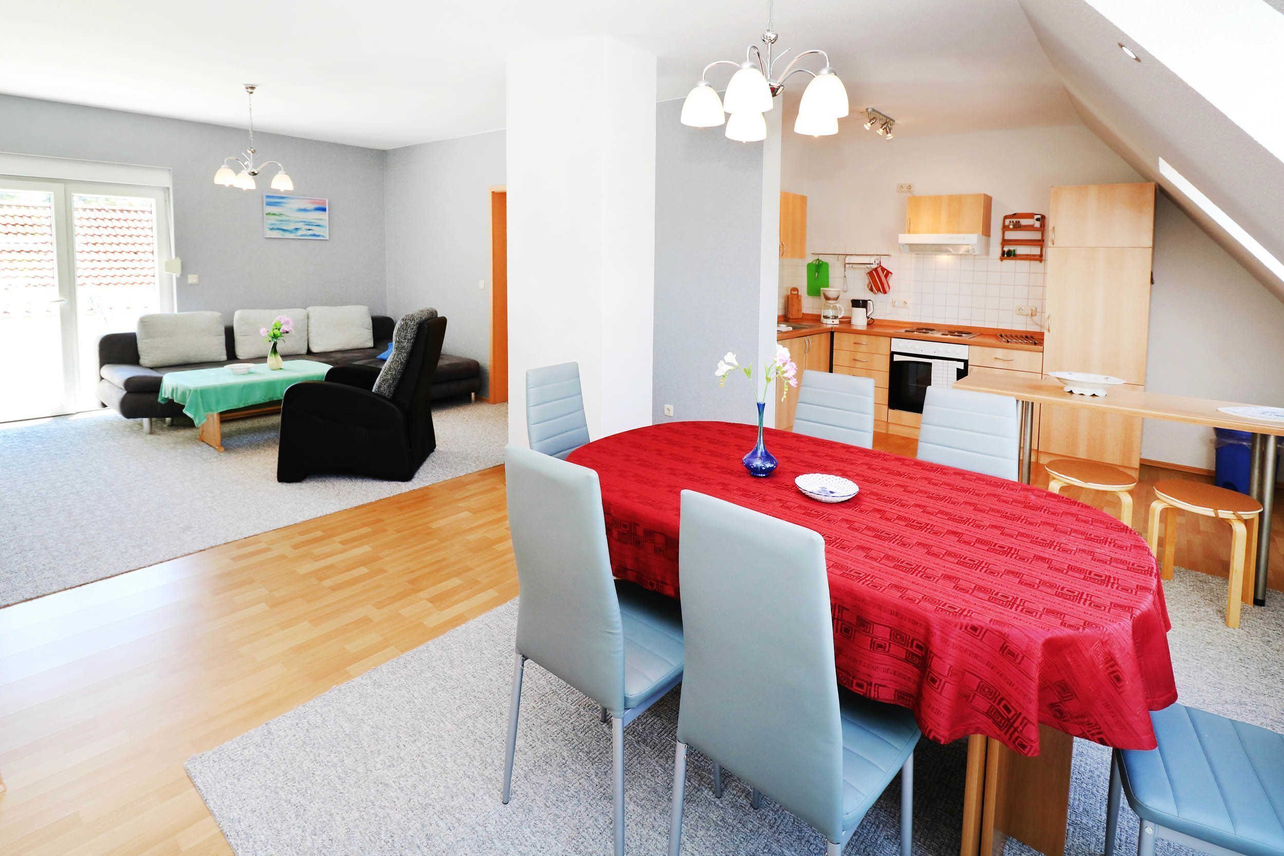 Un apartamento moderno con comedor, cocina y sala de estar.