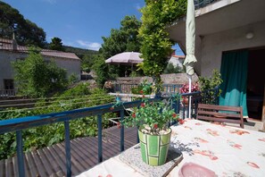 Outdoor dining - Holiday apartment with balcony (Veli Lošinj)
