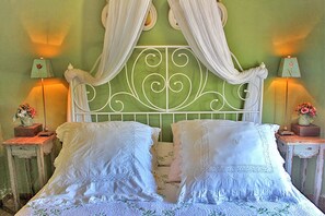 1 quarto, berço de viagem, roupa de cama