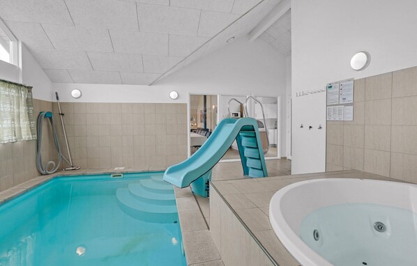 Piscine intérieure
