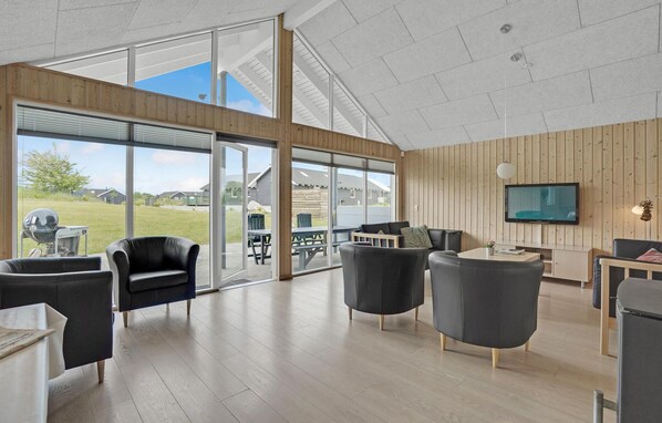 TV, caminetto, lettore DVD, tavolo da calcetto