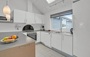 Een koelkast, een kookplaat, een vaatwasser