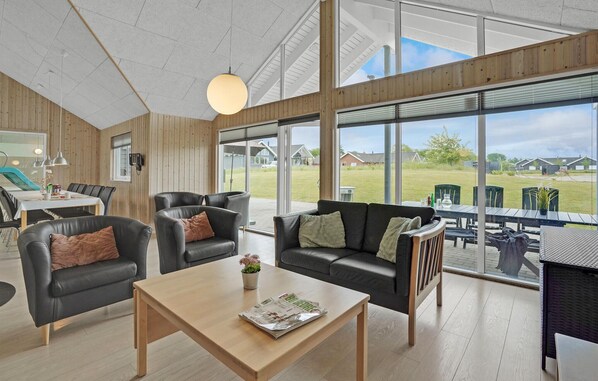 Een televisie, een open haard, een dvd-speler en tafelvoetbal