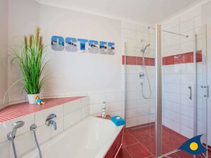 Douche, sèche-cheveux, serviettes fournies
