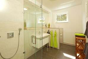 Haartrockner, Seife, Toilettenpapier