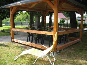 Outdoor dining - Vacation apartment Schwalbe (OG) - Windland Ranch - Riding stables with vacation apartments (Altenkirchen)