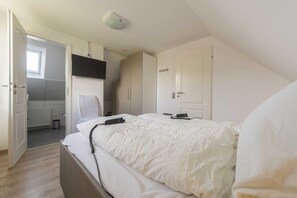 4 室のベッドルーム、セーフティボックス (室内)、旅行用ベビーベッド、WiFi