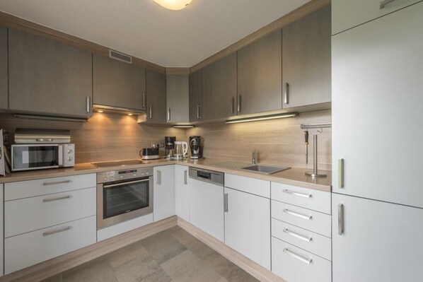 Kühlschrank, Mikrowelle, Ofen, Geschirrspüler