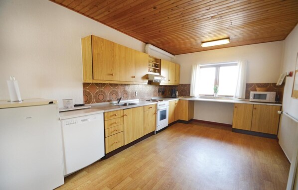 Køleskab, kogeplade, opvaskemaskine, kaffe-/temaskine