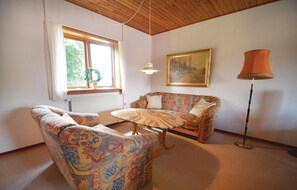 TV, DVD player - Stunning home in Thyholm with kitchen (Thyholm)