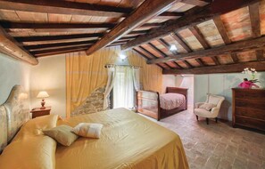 5 bedrooms, iron/ironing board, travel crib, free WiFi - Lovely home in Apecchio -PU- (Apecchio -PU-)