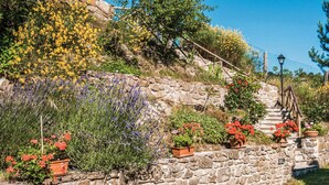 Una escalera de piedra adornada con macetas y flores.