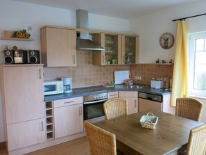 Kjøleskap, mikrobølgeovn, ovn og oppvaskmaskin