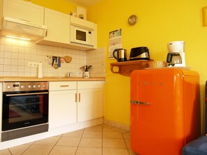 Kühlschrank, Mikrowelle, Wasserkocher mit Kaffee-/Teezubehör