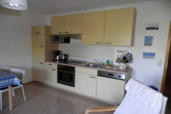 Kühlschrank, Mikrowelle, Ofen, Geschirrspüler