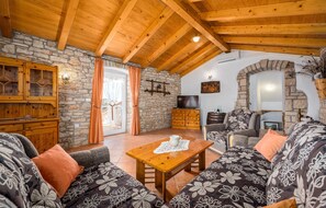 Fernseher, Kamin, DVD-Player, Tischfußball