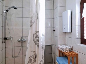 Shower - Holiday apartment with balcony and air conditioning (Šilo)