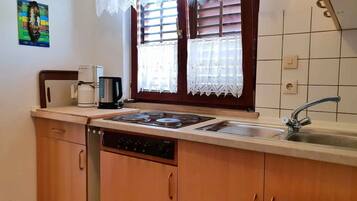 Refrigerador, microondas, placa de cocina, cafetera/tetera