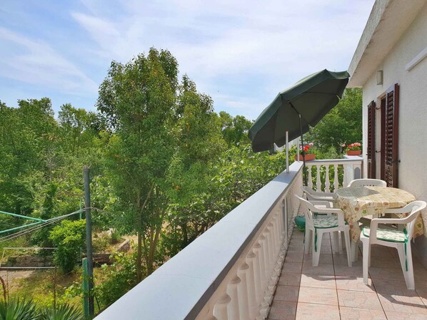 Outdoor dining - Holiday apartment with balcony and air conditioning (Šilo)